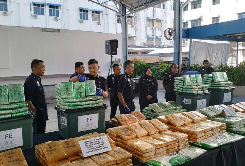 Polis turut merampas 453 ketulan mampat daun-daun kering berbalut kertas keemasan seberat 451.870 kilogram bernilai RM1.13 juta. - Gambar Astro AWANI