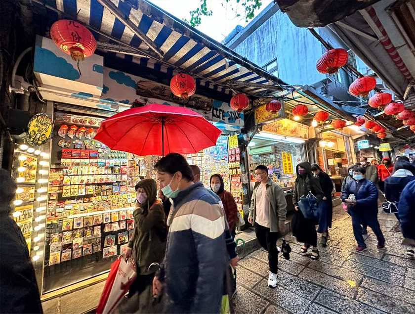  Suasana beli-belah dalam era perdagangan lampau di Old Street, Jiufen. - Astro AWANI/Hamzah Hamid