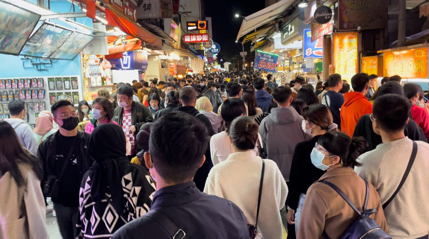  Kesibukan aktiviti beli-belah di pasar malam sekitar kota Taichung. - Astro AWANI/Hamzah Hamid