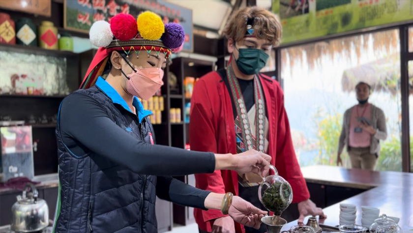Suku etnik Tsao menghidangkan teh Alishan kepada tetamu YuYuPas Cultural Park. - Astro AWANI/Hamzah Hamid