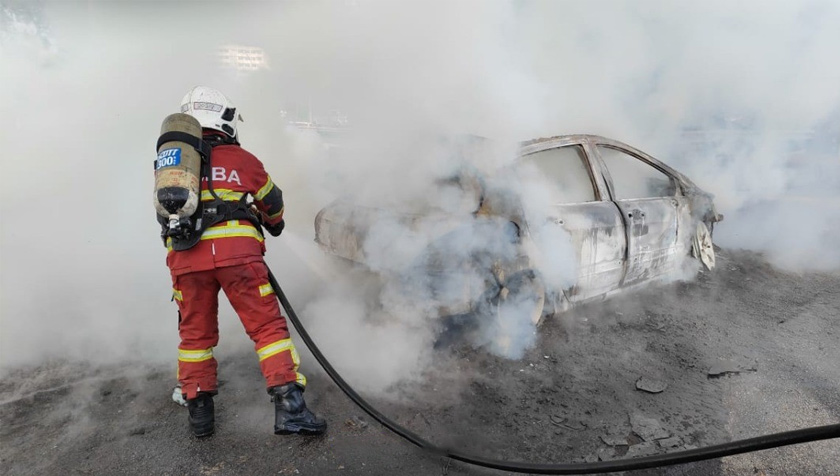 Keadaan kenderaan tersebut musnah terbakar sebanyak 90 peratus di tengah-tengah jalan raya. - Foto JBPM
