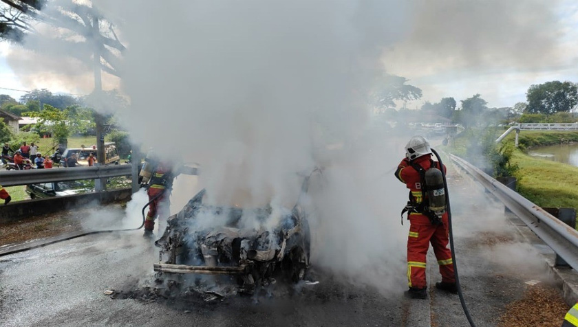 Setibanya jentera bersama anggota di lokasi mendapati sebuah kereta musnah terbakar 90 peratus. Foto JBPM