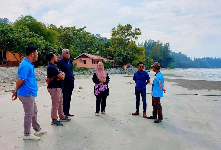 Norhaslinda ketika melawat kawasan yang bermasalah dan menyantuni penduduk di Teluk Senangin dan Segari.