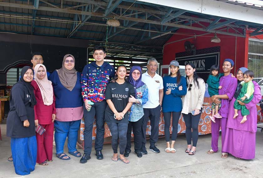 Turut berangkat Pemangku Raja Pahang Tengku Mahkota Tengku Hassanal Ibrahim Alam Shah dan paduka-paduka anakanda Seri Paduka berdua. - Foto Facebook Istana Negara