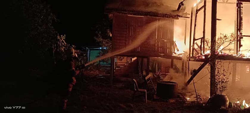 Anggota bomba ketika berusaha memadamkan kebakaran sebuah rumah di Jalan Tebuk pada Ahad. - Foto JBPM Perak