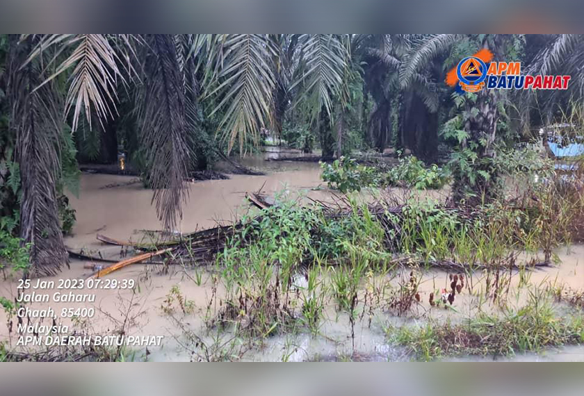 Keadaan banjir di Batu Pahat pagi ini. - Foto ihsan APM