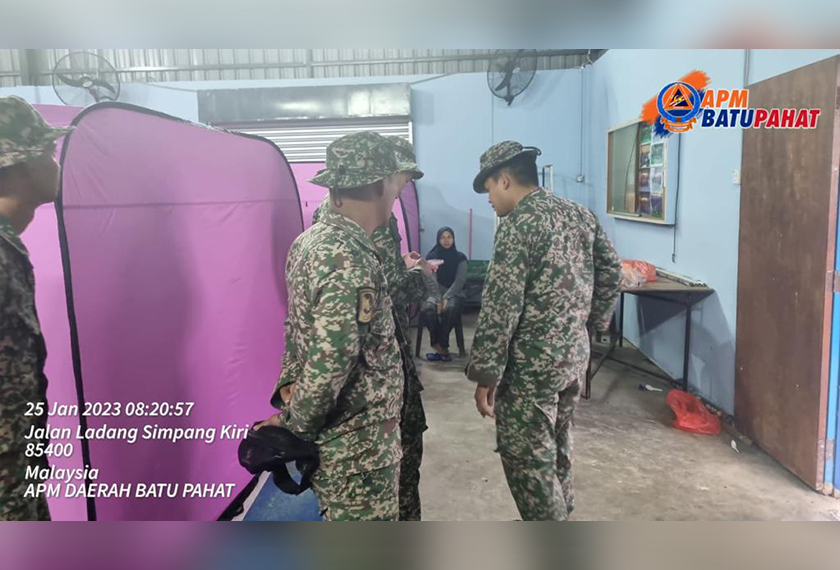 Di Batu Pahat, 121 mangsa banjir daripada 30 keluarga ditempatkan di PPS. - Foto ihsan APM