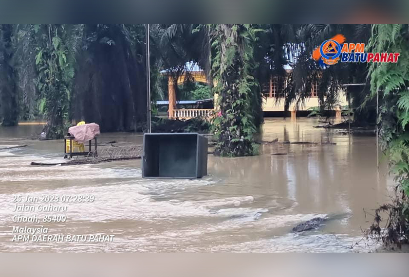 Keadaan banjir di Batu Pahat pagi ini. - Foto ihsan APM