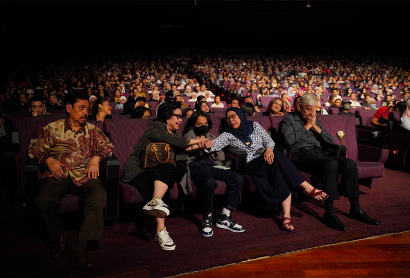 Ahli keluarga Allahyarham Ashraf Sinclair dan keluarga Bunga turut hadir tanda memberi sokongan kepada Bunga di BCL Blossom Intimate Concert.