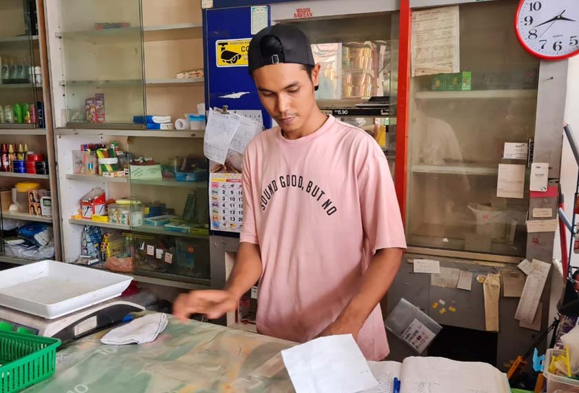 Khairul Azmi dakwa premisnya tidak lagi terima penghantaran minyak masak paket.