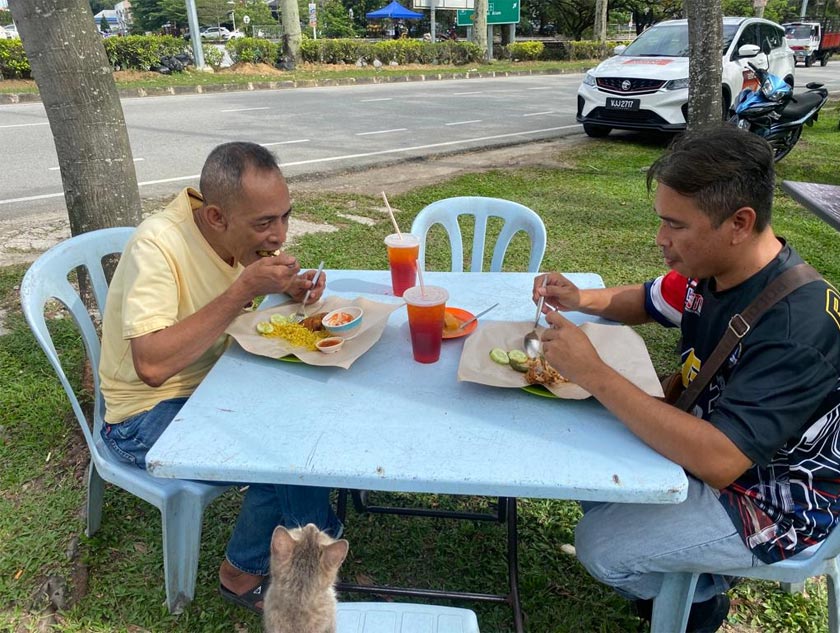 Penghantar barangan adalah antara pelanggan tetap Menu Rahmah