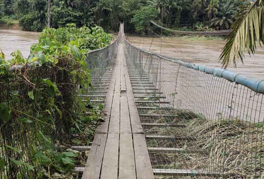 Keadaan jambatan gantung menyeberang ke Kampung Ansuan, Telupid. - Foto Astro AWANI