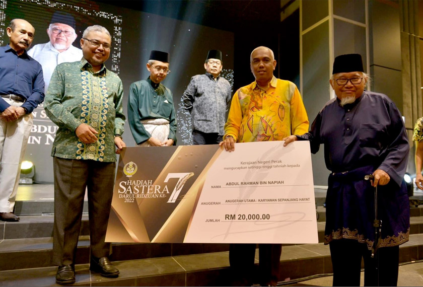 Mana Sikana atau Abdul Rahman Napiah (kanan) diumumkan sebagai penerima Anugerah Karyawan Sepanjang Hayat HSDR-7.