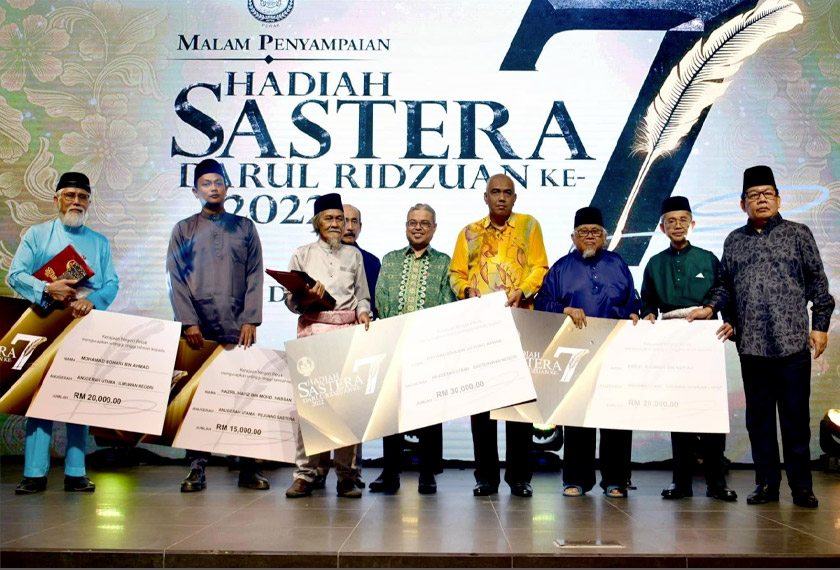 Barisan penerima pengiktirafan pada acara Hadiah Sastera Darul Ridzuan Ke-7 bergambar kenangan dengan Khairudin Abu Hanipah (empat dari kanan).