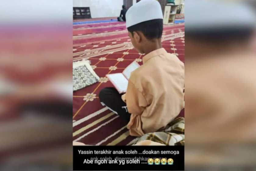 Amrullah Fitri sempat membaca surah Yasin dengan lancar dan berada antara saf depan ketika solat Jumaat, semalam. - Foto Sinar Harian