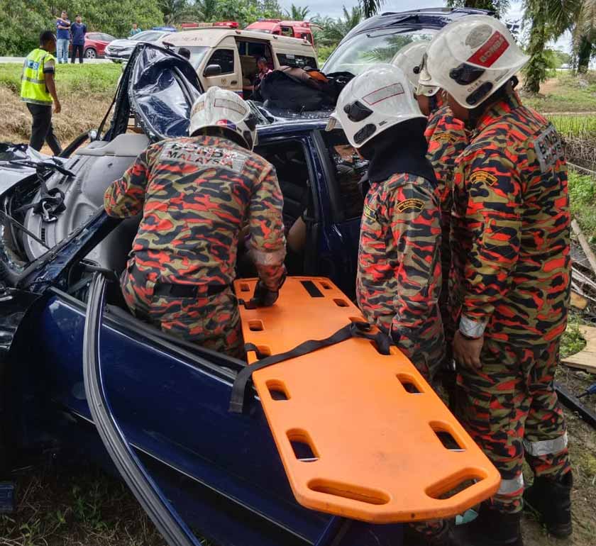 Operasi disertai oleh seramai lima orang anggota daripada BBP Kota Tinggi. - Foto JBPM