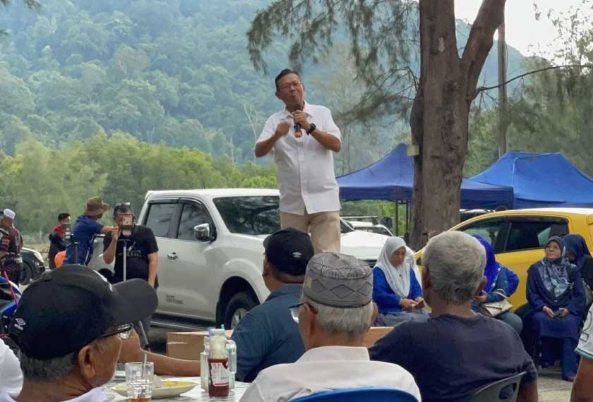 Ahmad Shabery ketika berucap sempena program Jelajah Atas Tong anjuran Perhubungan UMNO DUN Kemasik di sekitar kawasan di Kemaman, Terengganu.  - Foto Sinar Harian