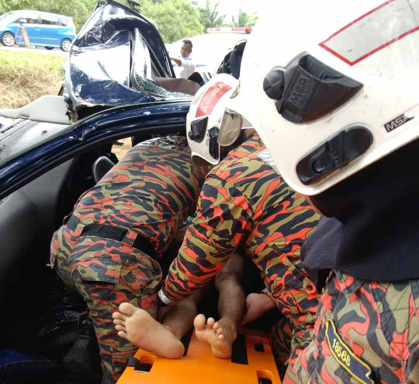 Mangsa yang tersepit berjaya dibawa keluar namun disahkan meninggal dunia di tempat kejadian. - Foto JBPM