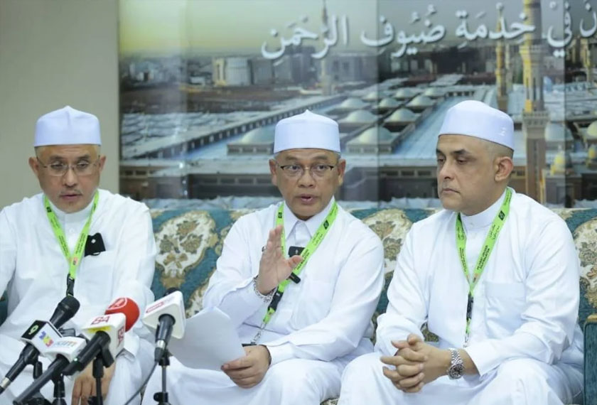 Mohd Na'im (tengah) pada sidang media di Ibu Pejabat TH di Abraj Al Janadriyah. Turut hadir Azman Mokhtar (kiri) dan Syed Hamadah.