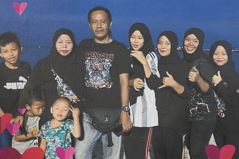 Gambar sembilan sekeluarga yang terlibat dalam kejadian kepala air di Jeram Mawar, Air Putih. Polis mengesahkan dua mangsa maut yang ditemukan merupakan ibu, Azizah Eiyi (dua, kiri) dan anak, Muhammad Zulqarnain Haikal, 11, (kiri). Individu lain masih hilang. --fotoBERNAMA