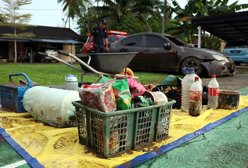 Antara barangan serta kenderaan mangsa yang ditemui dalam kejadian kepala air di Jeram Mawar, Air Putih ketika tinjauan di Pusat Kawalan Operasi, Balai Polis Air Putih hari ini. --fotoBERNAMA