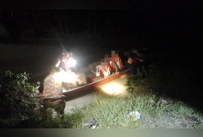 Mangsa dipindahkan oleh pasukan bomba dengan menggunakan bot penduduk kampung di tebing Sungai Bolong Tuaran.