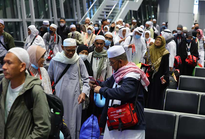 Sebahagian daripada para jemaah haji yang tiba malam tadi pada Majlis Sambutan Ketibaan Penerbangan Pulang Jemaah Haji Malaysia KT014 ke Tanah Air Bagi Musim Haji 1444H/ 2023M di Terminal 1 KLIA, Sepang. --fotoBERNAMA
