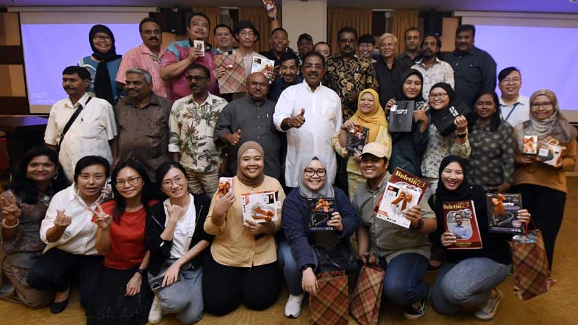 Gunaraj bersama beberapa pengamal media semasa Majlis Santai Minum Petang Bersama Media di ICT, Shah Alam, baru-baru ini. - Foto Astro AWANI