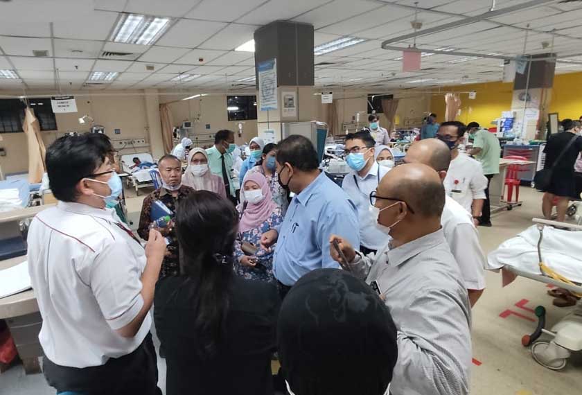 Pengurusan Tertinggi KKM dan Jabatan Kesihatan Selangor mengadakan lawatan kerja ke Jabatan Kecemasan dan Trauma HTAR untuk meninjau pelaksanaan inisiatif Projek Rintis KK Bandar Botanik, 29 Mac 2023. - Facebook HTAR