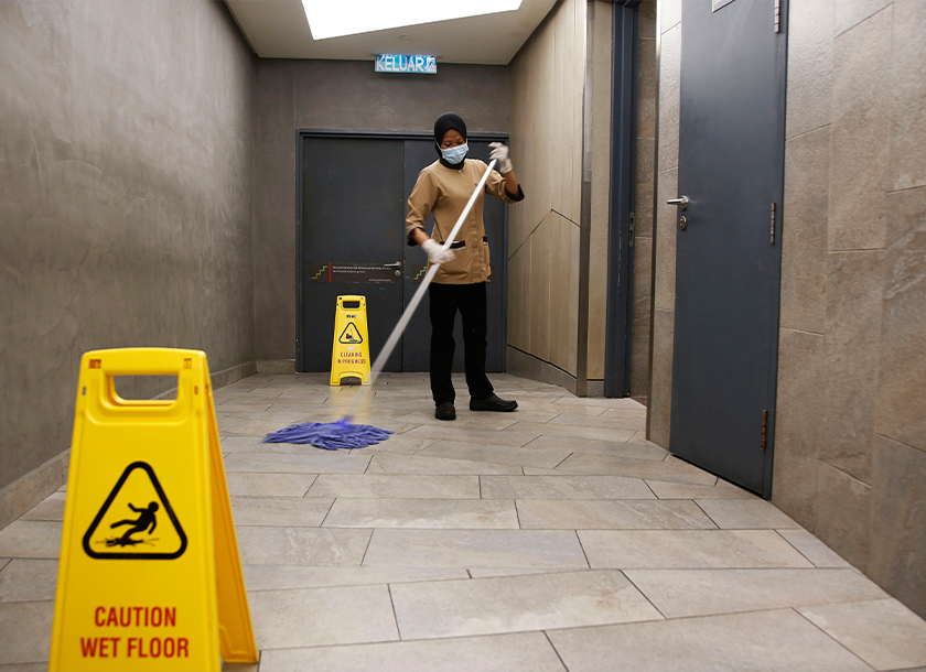 Mentaliti 'ada tukang cuci yang dibayar gaji untuk membersihkannya' membuatkan ramai tidak beretika dan bersikap tidak kisah untuk menjaga kebersihan di tandas awam. - fotoBERNAMA