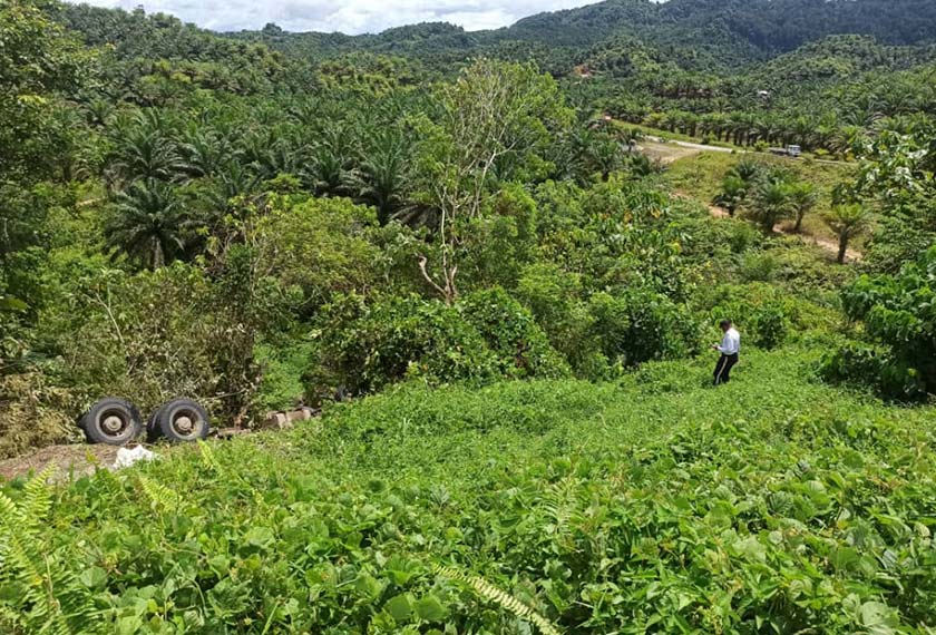 Siasatan polis di tempat kejadian mendapati lori terbabit dipercayai telah hilang kawalan. - Foto PDRM