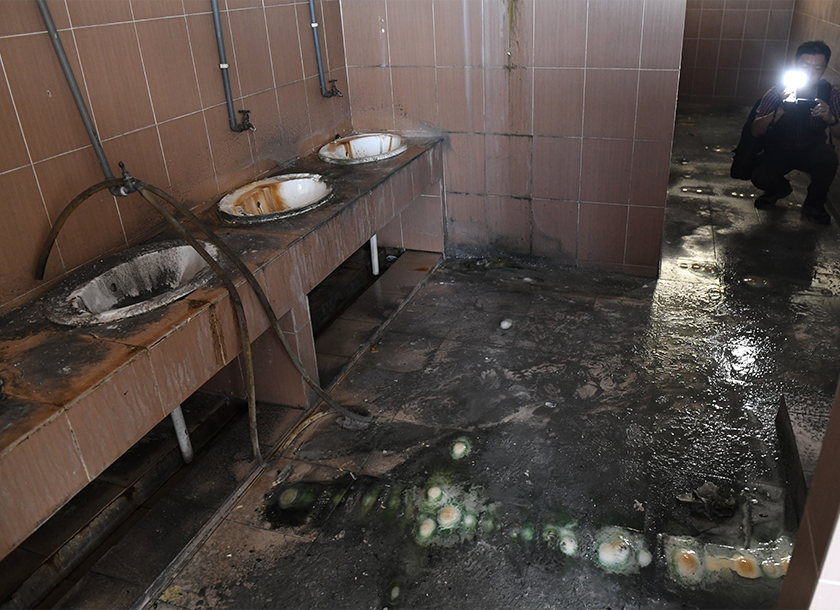 Malaysia mungkin boleh mencontohi sistem pendidikan di Jepun dan Korea Selatan yang menjadikan aktiviti membersihkan tandas sekolah sebagai antara salah satu aktiviti wajib murid. - Gambar fail BERNAMA