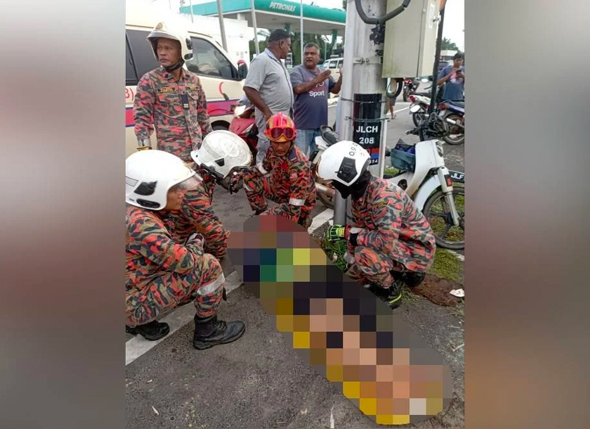 Anggota bomba membantu seorang mangsa yang terlibat dalam kemalangan treler dan bas di Jalan Sidek, Kampung Jawa, Chaah, Segamat pada Sabtu - Foto JBPM