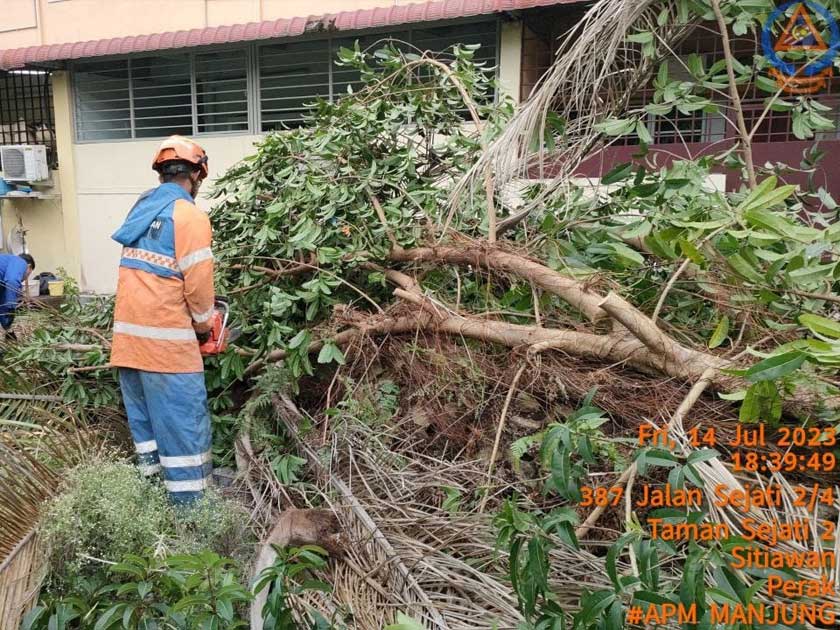 Keadaan rumah penduduk yang rosak akibat dihempap pokok pada Jumaat. - Foto APM Perak