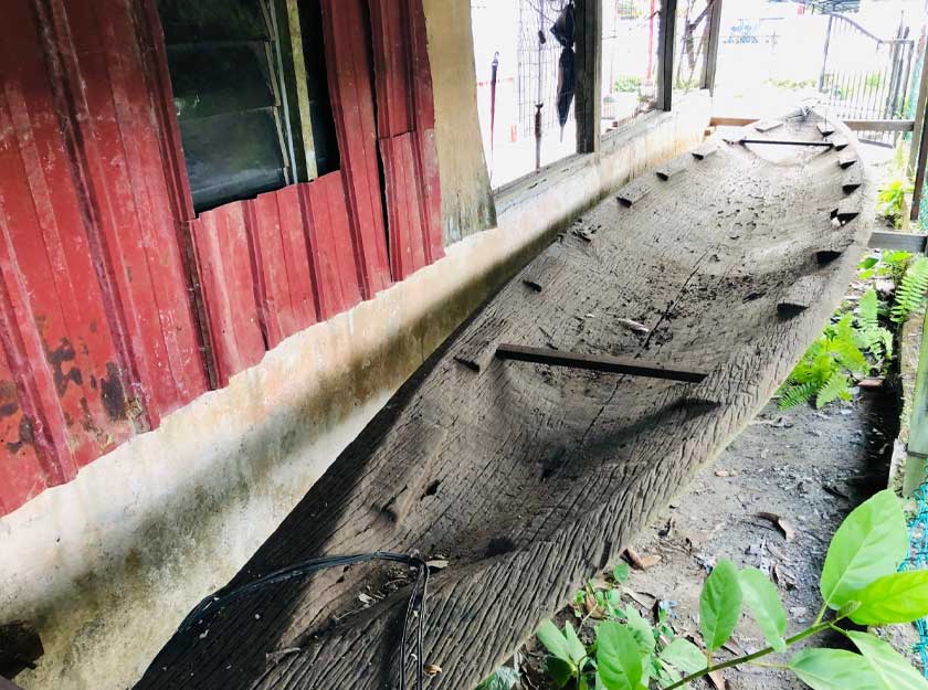 sampan yang diperbuat daripada kayu cengal itu sudah mencecah usia hampir 100 tahun, namun masih utuh dan struktur asal masih boleh ditatap generasi kini. - Astro AWANI