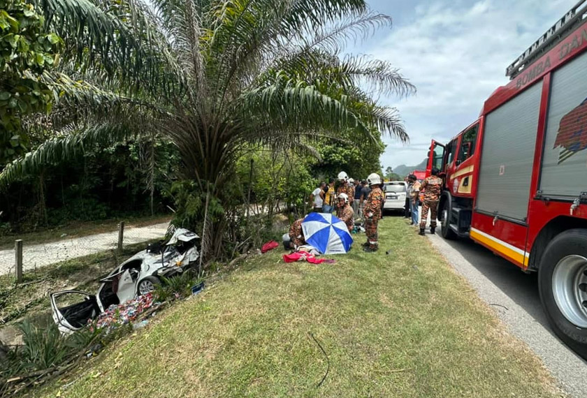 Pasukan bomba melakukan operasi mengeluarkan mangsa yang tersepit dalam kereta di Simpang Pulai, Ipoh. - Foto JBPM
