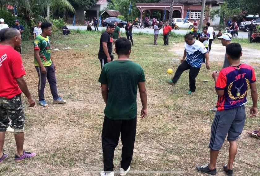 Muhammad Sanusi pada program Santai Petang Takraw bersama anak muda di sekitar Kota Bukit pada Isnin. - Astro AWANI