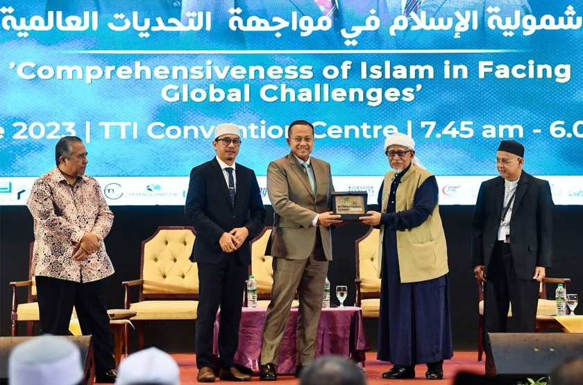 Abdul Hadi (dua dari kanan) ketika hadir program Terengganu International Summit 2023 di Dewan Konvensyen Taman Tamadun Islam di Kuala Terengganu pada Khamis. - Foto Sinar Harian