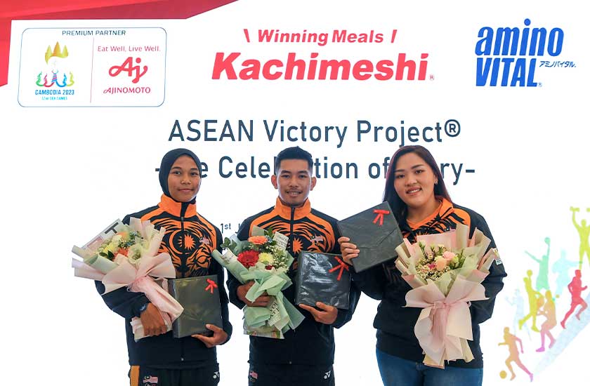 Dari kiri, Nor Sarah, Andre Anura dan Queenie menghadiri majlis yang meraikan mereka atas prestasi cemerlang dalam Sukan SEA 2023 di Bandar Enstek, 1 Jun 2023. --fotoBERNAMA