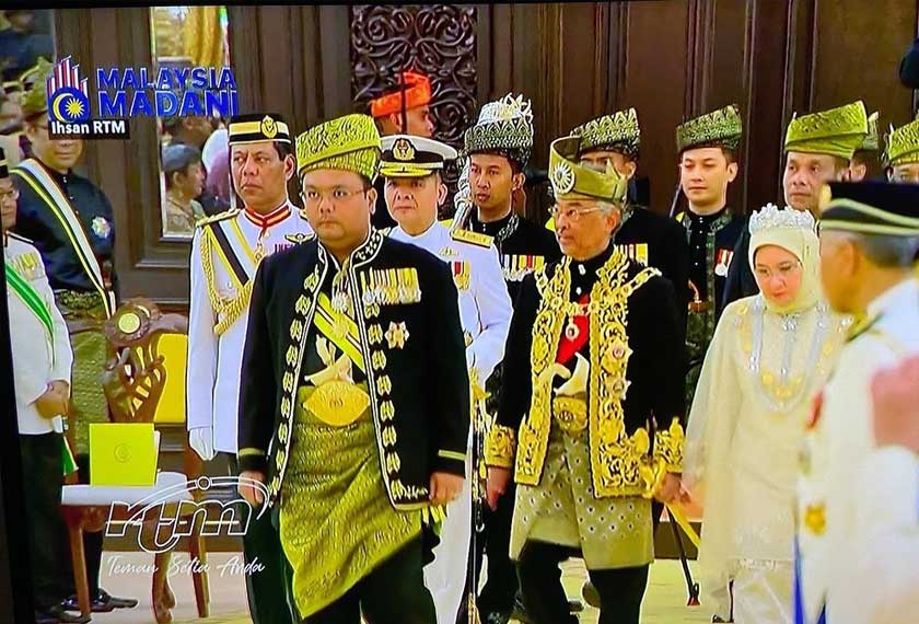 Datuk Azuan Effendy (depan) mencatat sejarah sebagai individu paling muda dilantik sebagai Datuk Paduka Maharaja Lela berbanding penjawat jawatan itu sebelum ini. - Gambar Facebook AZUAN EFFENDY