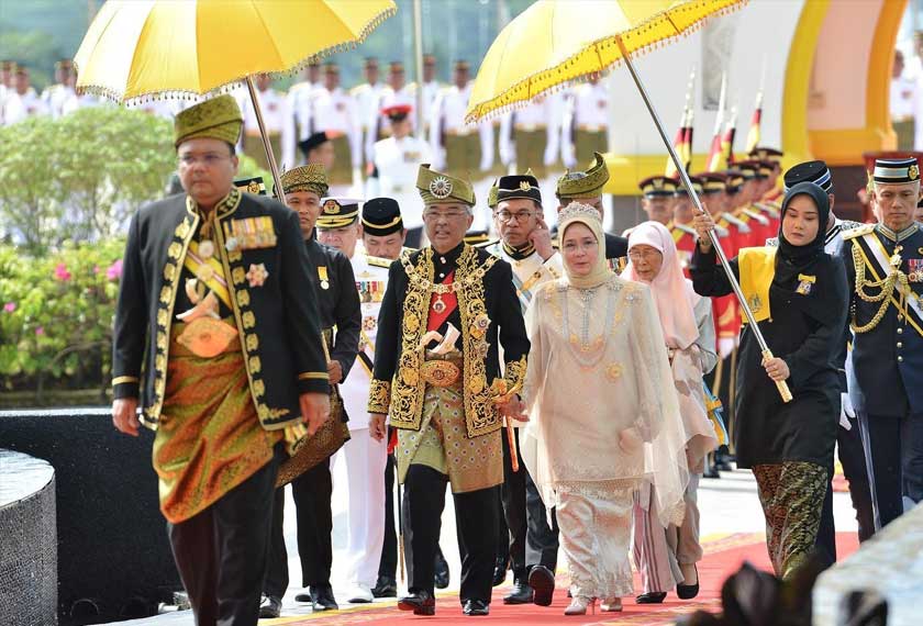 Datuk Azuan Effendy Zairakithnaini (depan) mengemudi istiadat Menghadap dan Pengurniaan Darjah Kebesaran, Bintang dan Pingat Persekutuan sempena Hari Keputeraan Yang di-Pertuan Agong, pada Isnin lalu. - Gambar Facebook AZUAN EFFENDY