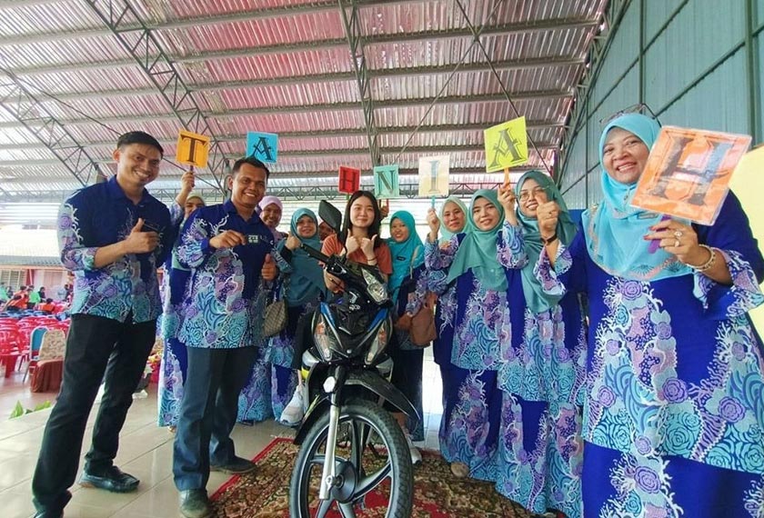 Guru-guru SMK Malim Nawar meraikan kejayaan Kaiqi yang memperoleh 9A dalam SPM pada Khamis. - Foto Sinar Harian