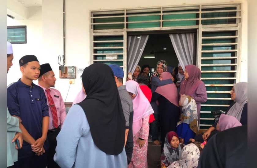 Keluarga Muhammad Syahril yang bersedih atas kematian Tuan Faridah. - Sinarharian
