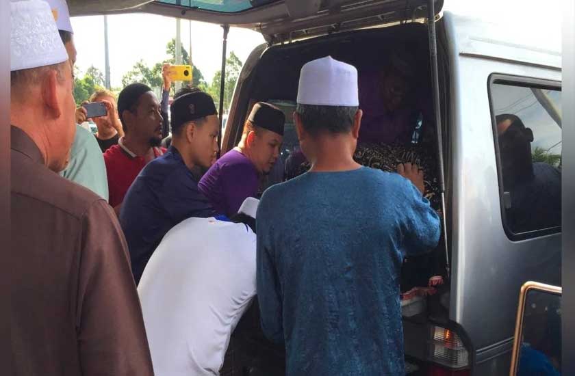 Jenazah Allahyarham Tuan Faridah yang dibawa menaiki van ke tanah perkuburan. - Sinar Harian