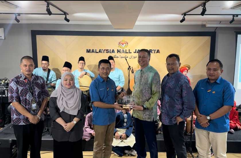 Borhan menyerahkan cenderamata penghargaan kepada Syed Md Hasrin sempena kunjungan delegasi ke Jakarta. - Foto Astro AWANI