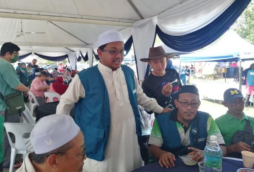 Zaharudin (dua dari kiri) beramah mesra dengan pengunjung yang hadir pada Jamuan Rakyat anjuran PN Sungai Buloh pada Ahad. - Foto Sinar Harian