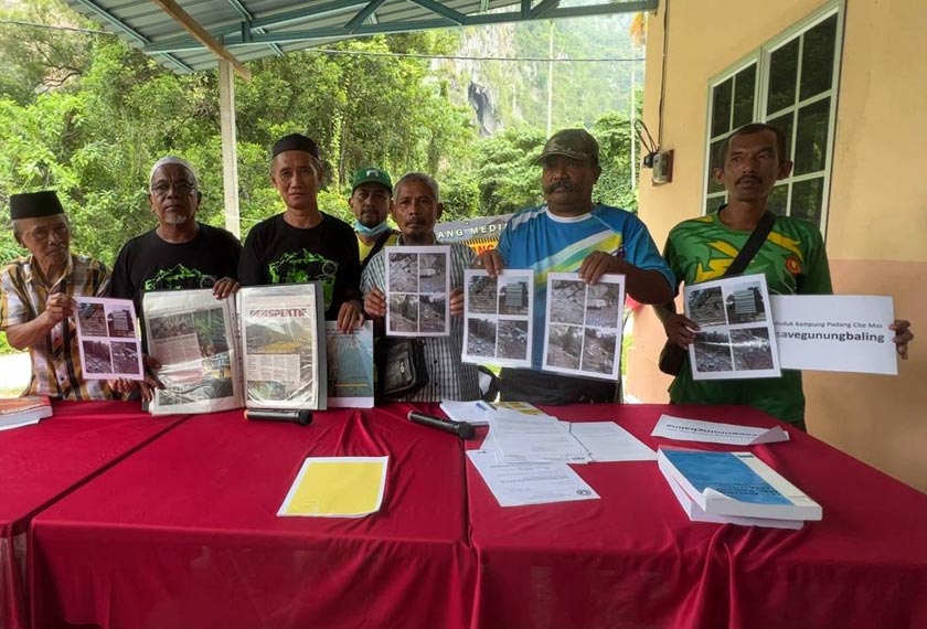 Antara penduduk yang hadir pada bantahan projek kuari berkenaan di kaki Gunung Pulai, pada Isnin. - Foto Astro AWANI