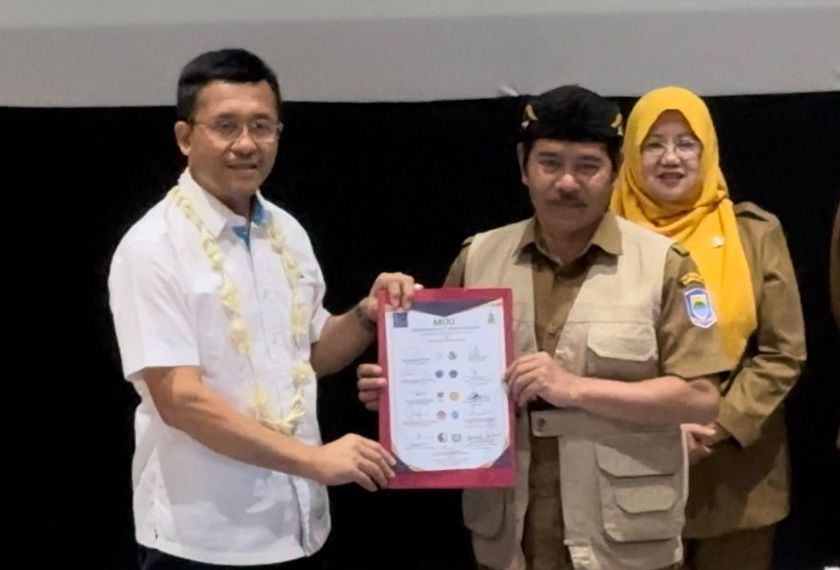 Borhan yang mewakili kerajaan Selangor bersama wakil Dinas Pendidikan Kota Bandung selepas menandatangani MOU melalui Sekolah Dasar Indonesia dan Sekolah Rendah Malaysia melibatkan pelajar-pelajar sekolah kedua-dua negara - Foto/AstroAWANI
