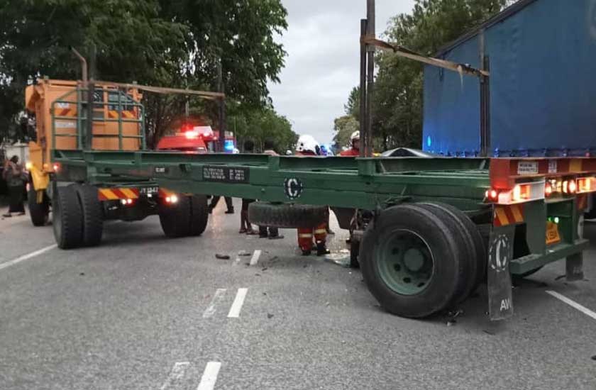 Lori balak tanpa muatan yang terlibat dalam nahas di Jalan Temerloh - Mentakab, di Temerloh, pagi tadi. - Foto JBPM