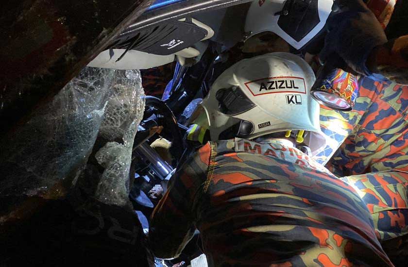 Kedua-dua mangsa tersepit dalam nahas di Jalan Gambang - Kampung Lepar Hilir. - Foto JBPM